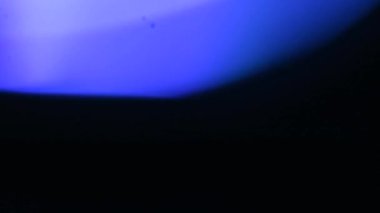 Amorfik mavi gerçekçi ve organik kamera ışık sızıntıları ve sinematik görüntüler için geçişler. Optik mercek patlaması, Işık sızıntısı, Stüdyo alevi, yanıp sönen ışıklar, doğal lamba ışığı efekti.