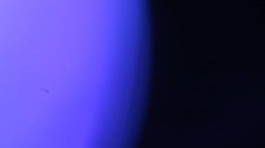 Amorfik mavi gerçekçi ve organik kamera ışık sızıntıları ve sinematik görüntüler için geçişler. Optik mercek patlaması, Işık sızıntısı, Stüdyo alevi, yanıp sönen ışıklar, doğal lamba ışığı efekti.