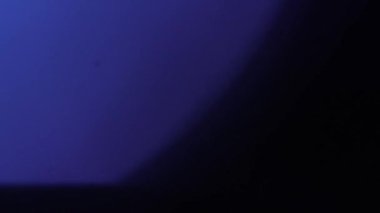 Amorfik mavi gerçekçi ve organik kamera ışık sızıntıları ve sinematik görüntüler için geçişler. Optik mercek patlaması, Işık sızıntısı, Stüdyo alevi, yanıp sönen ışıklar, doğal lamba ışığı efekti.