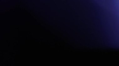 Amorfik mavi gerçekçi ve organik kamera ışık sızıntıları ve sinematik görüntüler için geçişler. Optik mercek patlaması, Işık sızıntısı, Stüdyo alevi, yanıp sönen ışıklar, doğal lamba ışığı efekti.