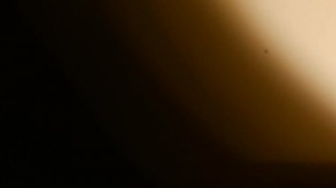 Amorfik kahverengi gerçekçi ve organik kamera ışık sızıntıları ve sinematik görüntüler için geçişler. Optik mercek patlaması, Işık sızıntısı, Stüdyo alevi, yanıp sönen ışıklar, doğal lamba ışığı efekti.