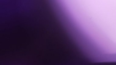 Mavi renkli, gerçek ve organik kamera. Sinema videoları için ışık sızıntısı var. Optik mercek patlaması, Işık sızıntısı, Stüdyo alevi, yanıp sönen ışıklar, doğal lamba ışığı efekti.