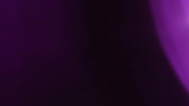 Mavi renkli, gerçek ve organik kamera. Sinema videoları için ışık sızıntısı var. Optik mercek patlaması, Işık sızıntısı, Stüdyo alevi, yanıp sönen ışıklar, doğal lamba ışığı efekti.