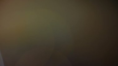 Mavi renkli, gerçek ve organik kamera. Sinema videoları için ışık sızıntısı var. Optik mercek patlaması, Işık sızıntısı, Stüdyo alevi, yanıp sönen ışıklar, doğal lamba ışığı efekti.