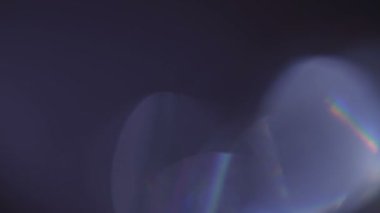 Mavi renkli, gerçek ve organik kamera. Sinema videoları için ışık sızıntısı var. Optik mercek patlaması, Işık sızıntısı, Stüdyo alevi, yanıp sönen ışıklar, doğal lamba ışığı efekti.