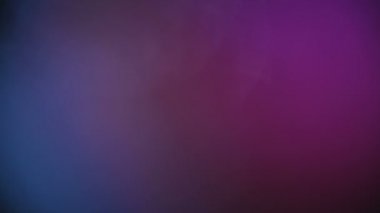 Mavi renkli, gerçek ve organik kamera. Sinema videoları için ışık sızıntısı var. Optik mercek patlaması, Işık sızıntısı, Stüdyo alevi, yanıp sönen ışıklar, doğal lamba ışığı efekti.