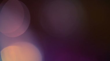 Mavi renkli, gerçek ve organik kamera. Sinema videoları için ışık sızıntısı var. Optik mercek patlaması, Işık sızıntısı, Stüdyo alevi, yanıp sönen ışıklar, doğal lamba ışığı efekti.