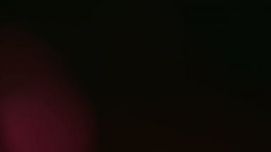 Kırmızı renkli, gerçek ve organik kamera. Sinema videoları için ışık sızıntısı var. Sinematik görüntüler için kırmızı gerçekçi ve organik kamera Işık Sızıntıları ve Geçişler. 