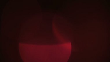 Kırmızı renkli, gerçek ve organik kamera. Sinema videoları için ışık sızıntısı var. Sinematik görüntüler için kırmızı gerçekçi ve organik kamera Işık Sızıntıları ve Geçişler. 