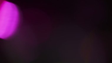 Pembe renkli, gerçek ve organik kamera. Sinema videoları için ışık sızdırıyor. Amorfik pembe gerçekçi ve organik kamera. Sinema sahneleri için ışık sızıntıları ve geçişler.. 