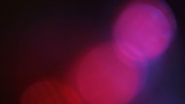 Kırmızı renkli, gerçek ve organik kamera. Sinema videoları için ışık sızıntısı var. Sinematik görüntüler için kırmızı gerçekçi ve organik kamera Işık Sızıntıları ve Geçişler. 