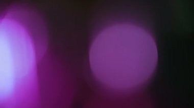 Mor renkli gerçek ve organik kamera, sinema videoları için ışık sızıntısı oluşturur. Sinematik görüntüler için mor gerçekçi ve organik kamera Işık Sızıntıları ve Geçişler. 