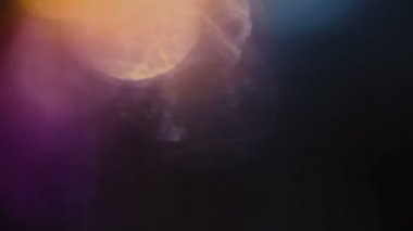 Mavi renkli, gerçek ve organik kamera. Sinema videoları için ışık sızıntısı var. Amorfik mavi gerçekçi ve organik kamera ışık sızıntıları ve sinematik görüntüler için geçişler. 