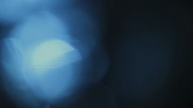 Mavi renkli, gerçek ve organik kamera. Sinema videoları için ışık sızıntısı var. Amorfik mavi gerçekçi ve organik kamera ışık sızıntıları ve sinematik görüntüler için geçişler. 