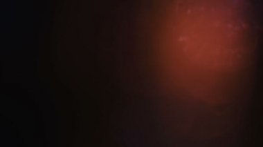 Kırmızı renkli, gerçek ve organik kamera. Sinema videoları için ışık sızıntısı var. Sinematik görüntüler için kırmızı gerçekçi ve organik kamera Işık Sızıntıları ve Geçişler. 