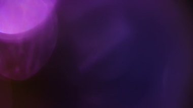 Mavi renkli, gerçek ve organik kamera. Sinema videoları için ışık sızıntısı var. Amorfik mavi gerçekçi ve organik kamera ışık sızıntıları ve sinematik görüntüler için geçişler. 