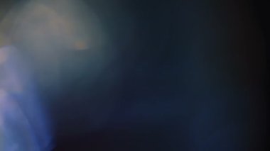 Amorfik mavi gerçekçi ve organik kamera ışık sızıntıları ve sinematik görüntüler için geçişler. Optik mercek patlaması, Işık sızıntısı, Stüdyo alevi, yanıp sönen ışıklar, doğal lamba ışığı efekti.