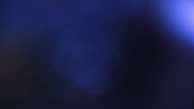Amorfik mavi gerçekçi ve organik kamera ışık sızıntıları ve sinematik görüntüler için geçişler. Optik mercek patlaması, Işık sızıntısı, Stüdyo alevi, yanıp sönen ışıklar, doğal lamba ışığı efekti.
