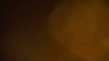 Amorfik kahverengi gerçekçi ve organik kamera ışık sızıntıları ve sinematik görüntüler için geçişler. Optik mercek patlaması, Işık sızıntısı, Stüdyo alevi, yanıp sönen ışıklar, doğal lamba ışığı efekti.