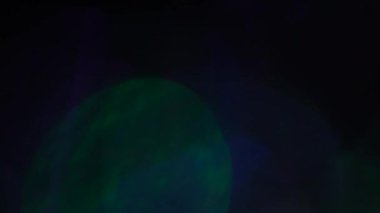 Amorfik Yeşil Gerçekçi ve organik kamera Işık Sızıntıları ve Sinema Görüntüleri Geçişi. Optik mercek patlaması, Işık sızıntısı, Stüdyo alevi, yanıp sönen ışıklar, doğal lamba ışığı efekti.