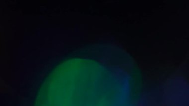 Amorfik Yeşil Gerçekçi ve organik kamera Işık Sızıntıları ve Sinema Görüntüleri Geçişi. Optik mercek patlaması, Işık sızıntısı, Stüdyo alevi, yanıp sönen ışıklar, doğal lamba ışığı efekti.