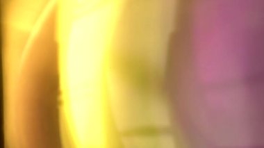 Sinematik görüntüler için Amorfik Altın Gerçekçi ve Organik Kamera Işık Sızıntıları ve Geçişler. Optik mercek patlaması, Işık sızıntısı, Stüdyo alevi, yanıp sönen ışıklar, doğal lamba ışığı efekti.