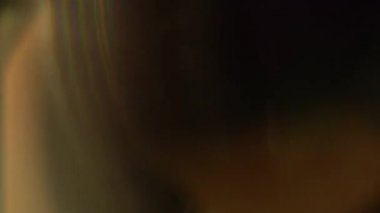 Sinematik görüntüler için Amorfik Altın Gerçekçi ve Organik Kamera Işık Sızıntıları ve Geçişler. Optik mercek patlaması, Işık sızıntısı, Stüdyo alevi, yanıp sönen ışıklar, doğal lamba ışığı efekti.