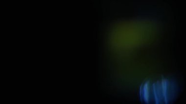 Amorfik Yeşil Gerçekçi ve organik kamera Işık Sızıntıları ve Sinema Görüntüleri Geçişi. Optik mercek patlaması, Işık sızıntısı, Stüdyo alevi, yanıp sönen ışıklar, doğal lamba ışığı efekti.