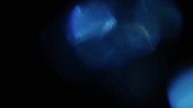 Amorfik mavi gerçekçi ve organik kamera ışık sızıntıları ve sinematik görüntüler için geçişler. Optik mercek patlaması, Işık sızıntısı, Stüdyo alevi, yanıp sönen ışıklar, doğal lamba ışığı efekti.