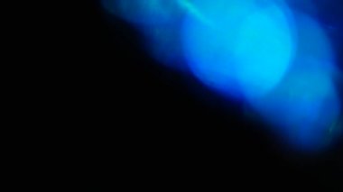 Amorfik mavi gerçekçi ve organik kamera ışık sızıntıları ve sinematik görüntüler için geçişler. Optik mercek patlaması, Işık sızıntısı, Stüdyo alevi, yanıp sönen ışıklar, doğal lamba ışığı efekti.