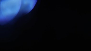 Amorfik mavi gerçekçi ve organik kamera ışık sızıntıları ve sinematik görüntüler için geçişler. Optik mercek patlaması, Işık sızıntısı, Stüdyo alevi, yanıp sönen ışıklar, doğal lamba ışığı efekti.