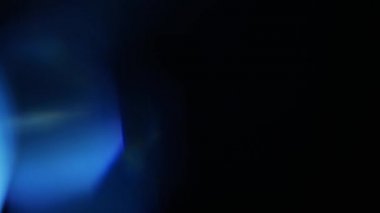 Amorfik mavi gerçekçi ve organik kamera ışık sızıntıları ve sinematik görüntüler için geçişler. Optik mercek patlaması, Işık sızıntısı, Stüdyo alevi, yanıp sönen ışıklar, doğal lamba ışığı efekti.