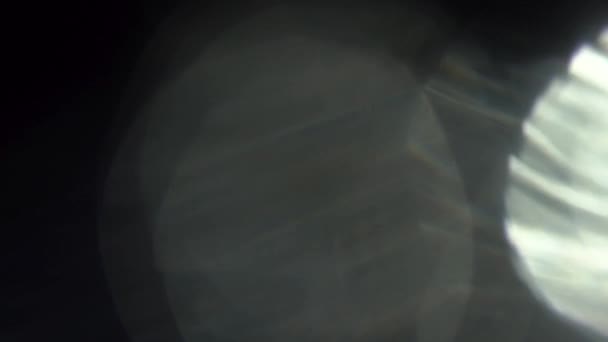非現実的で有機的なカメラ映画的な映像のための光漏れと遷移 光学レンズフレア 光漏れ スタジオフレア フラッシュライト 自然光ランプ光線効果 — ストック動画