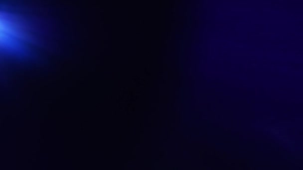 フォーマルブルーのリアルで有機的なカメラ映画の映像のための光漏れと遷移 光学レンズフレア 光漏れ スタジオフレア フラッシュライト 自然光ランプ光線効果 — ストック動画