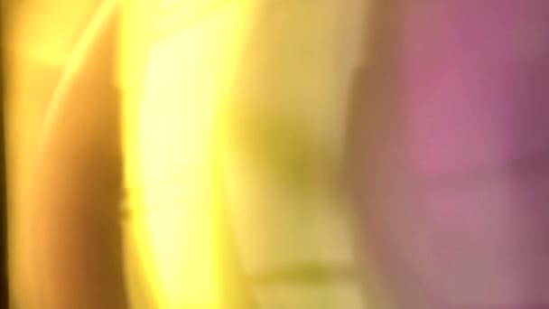 非現実的で有機的な黄金のカメラ映画の映像のための光漏れと遷移 光学レンズフレア 光漏れ スタジオフレア フラッシュライト 自然光ランプ光線効果 — ストック動画