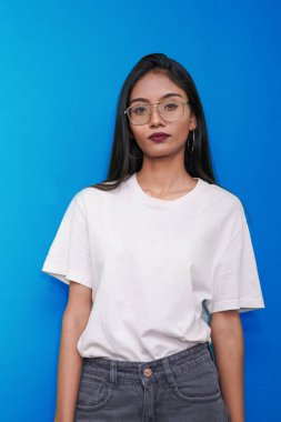 Çekici genç kız Hindistanlı kameraya bakıyor, fotoğraf için poz veriyor..