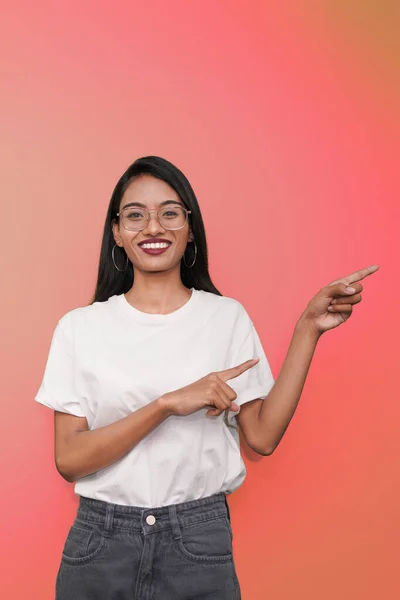 Joven Asiático Indio Mujer Usando Blanco Camiseta Contra Melocotón Rosa —  Fotos de Stock