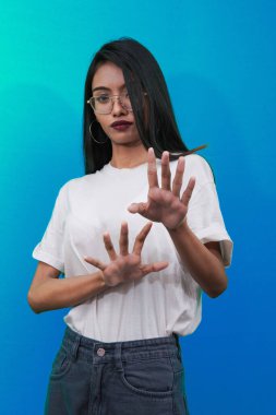 Hintli kız dehşete kapılmış bir ifade takınıyor ve iki eliyle 