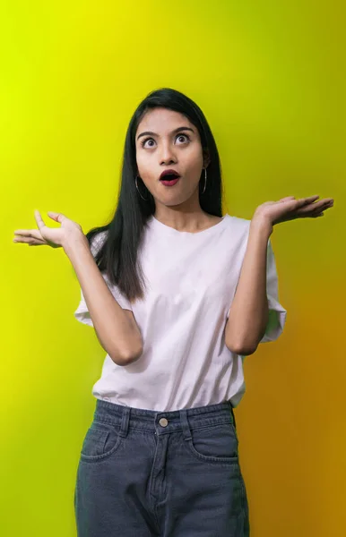 Reklam Koncept Kvinna Händer Upp Spännande Glad Förvirrad Indisk Ung — Stockfoto