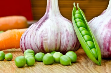 sarımsak, havuç ve bezelye masaya vardır