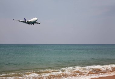 Andaman Denizi, Phuket Uluslararası Havaalanı yakınlarında. Tayland