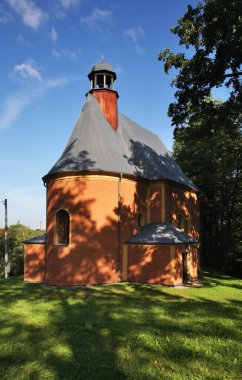 Kudowa-Zdroj 'daki Dağ Parkı' ndaki Kutsal Üçleme Kilisesi. Polonya