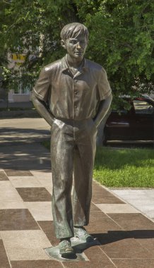 Saratov 'da tiyatro yakınlarındaki Oleg Tabakov anıtı. Rusya