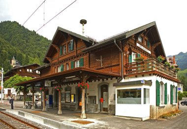 Les Adants köyündeki tren istasyonu. Vaud Kantonu. İsviçre