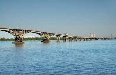 Volga nehri üzerindeki Saratov köprüsünün görüntüsü. Rusya