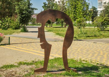 Volgograd 'daki Central Park' ta modern heykel (eski Stalingrad). Rusya