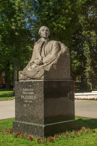 Monumento Alexander Radishchev Saratov Rússia — Fotografia de Stock