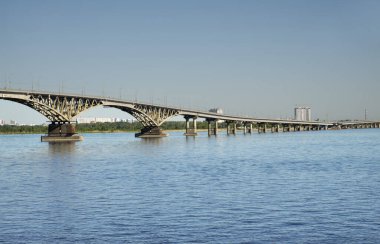 Volga nehri üzerindeki Saratov köprüsünün görüntüsü. Rusya