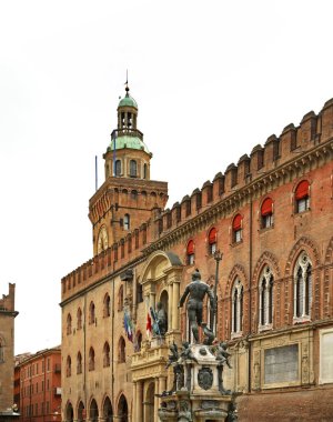 Fountain Neptune ve Palazzo Accursio Bologna 'da. İtalya