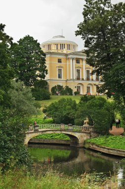 Pavlovsk Sarayı 'ndaki Centaurlar Köprüsü ve Saint Petersburg yakınlarındaki Park Ensemble. Rusya
